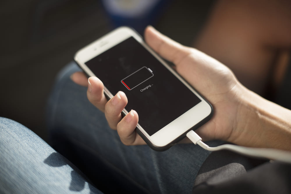 5 Erros que Estão Drenado a Bateria do Seu Celular (e como evitá-los)